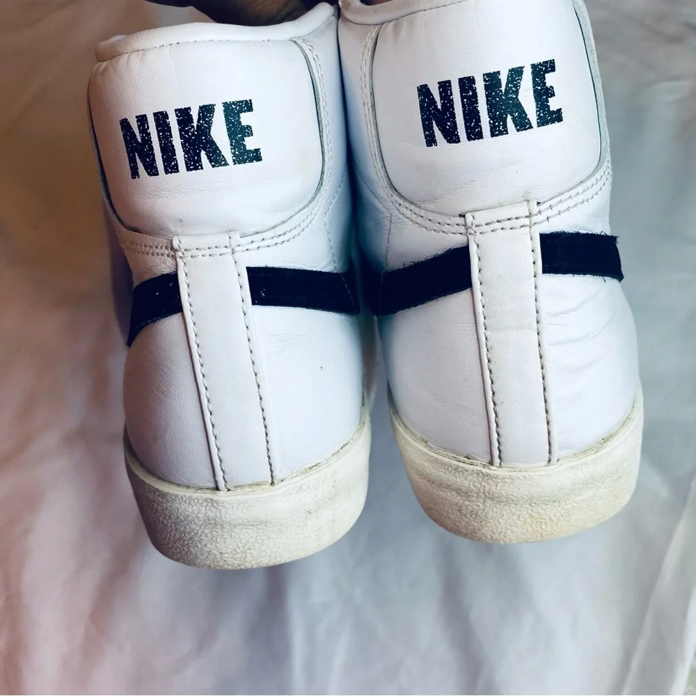 Nike White and Black Retro High-Tops